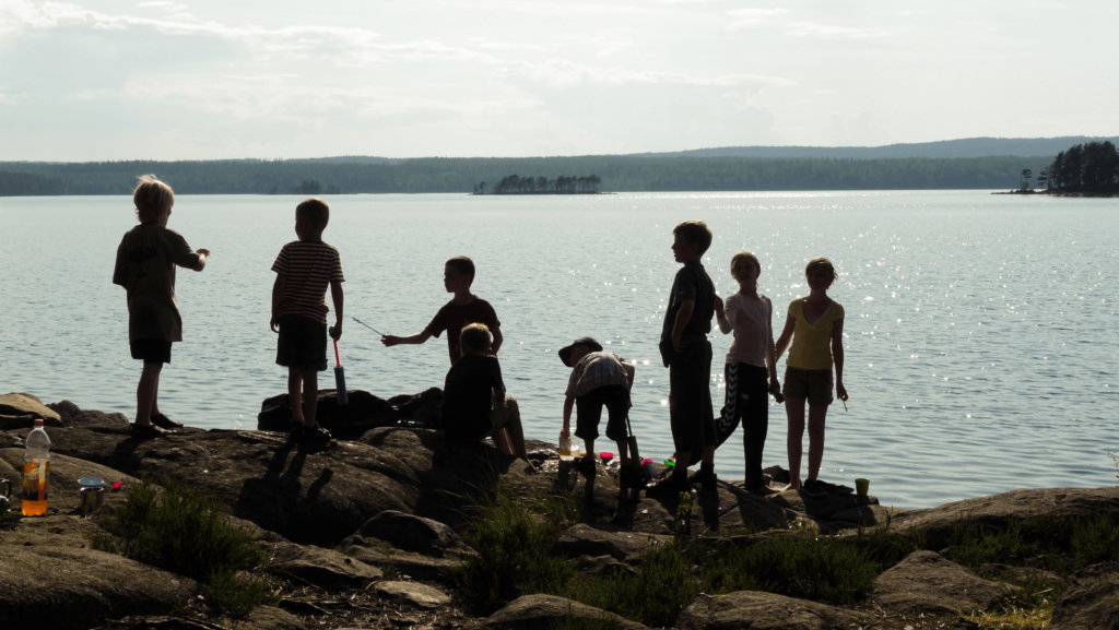 Barn vid en sjö